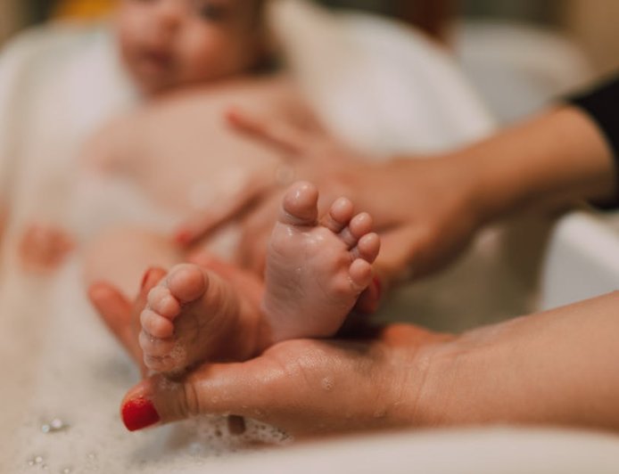 Mandi Es di Rumah: Bongkar Mitos, Pahami Manfaat dan Cara Aman