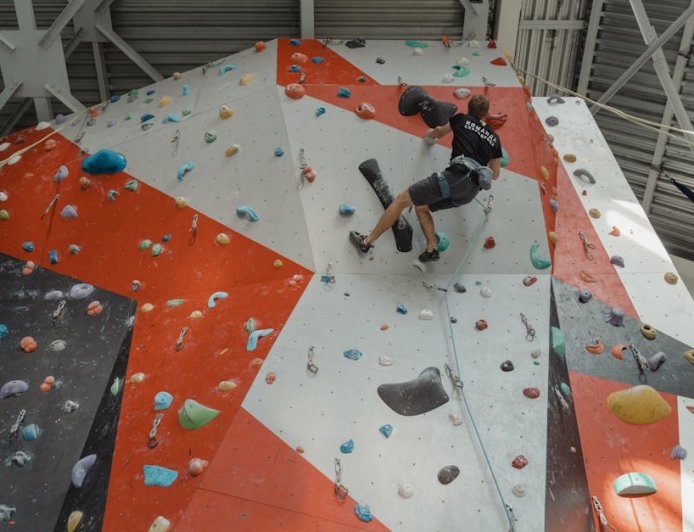 Stop Anggapan Jatuh Wajar! Latihan Keseimbangan Dinamis Kunci Lansia Aktif & Mandiri