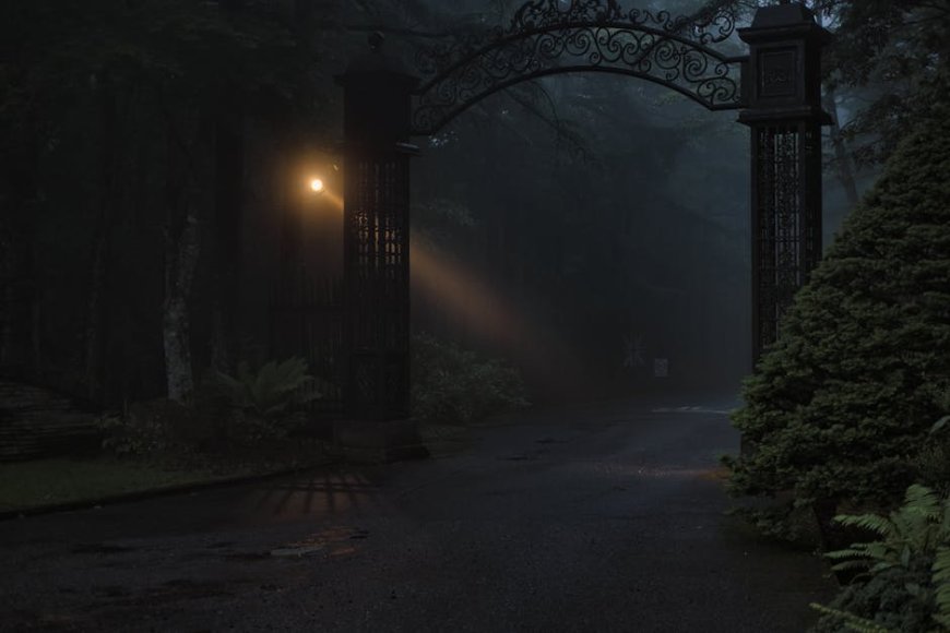 Teror Jalan Angker Indonesia Menguak Urban Legend Paling Menyeramkan