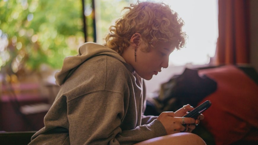 Ponselmu Bikin Gelisah Mengapa Gen Z Perlu Cek Kembali Kebiasaan Digitalmu