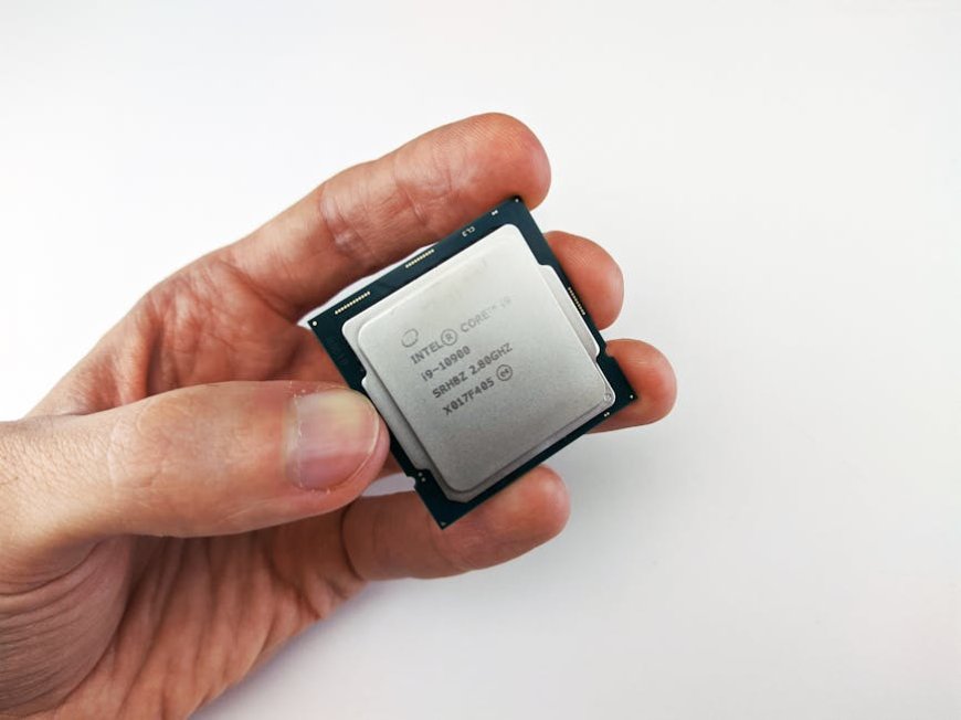 Mega Deal! Intel Dikabarkan Akan Produksi Chip AMD di Pabriknya