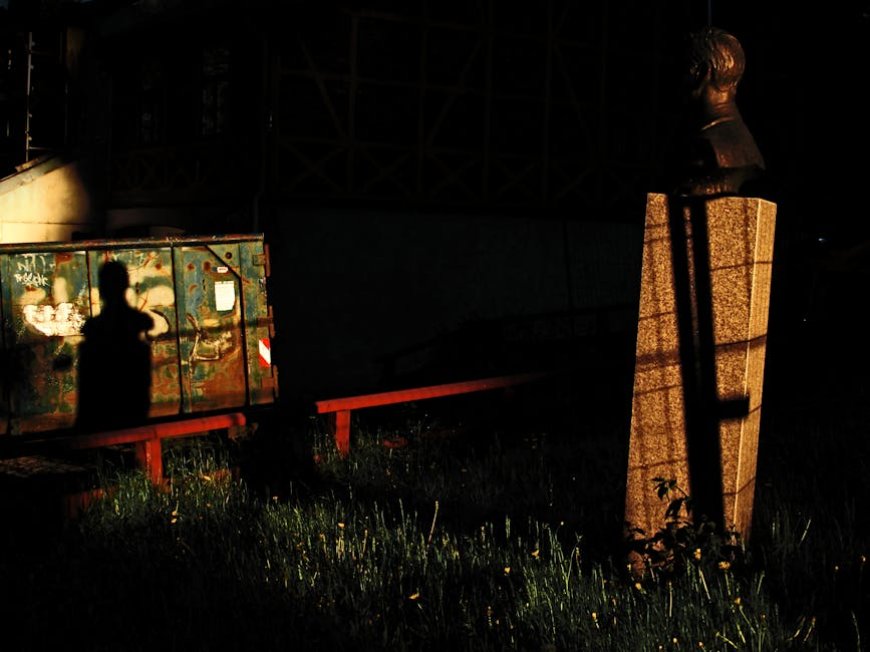 Bayangan Tak Kasat Mata: Teror Urban Legend yang Menghantuiku