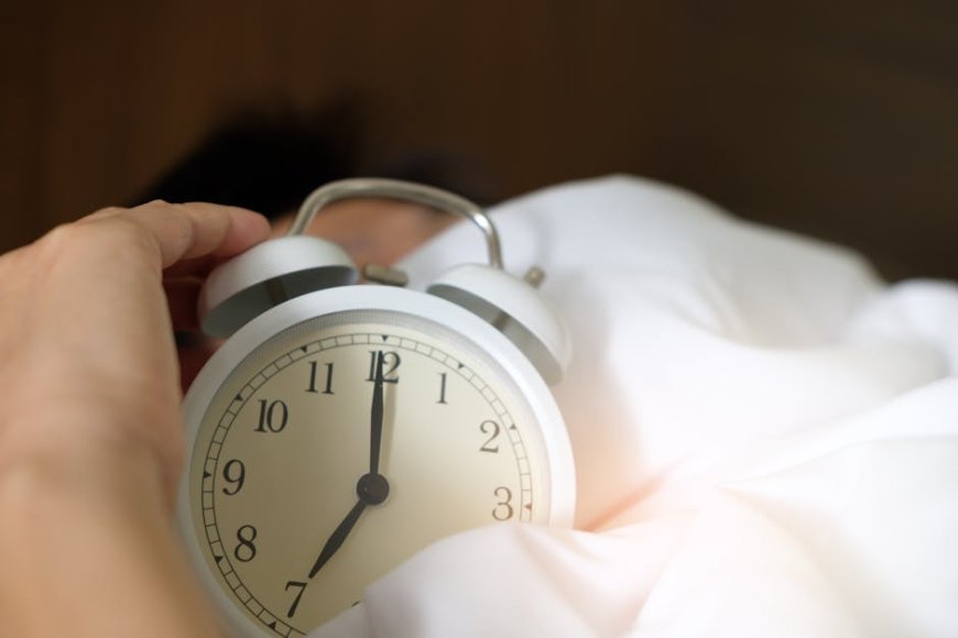 Mitos Grounding dan Tidur Malam: Bongkar Klaim Demi Kualitas Istirahat