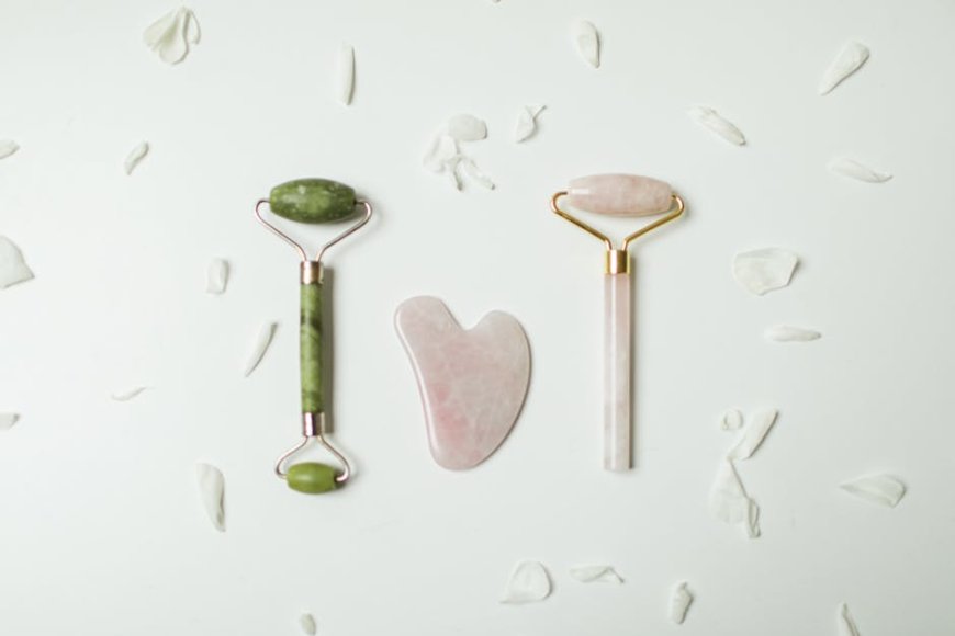 Bongkar Mitos Gua Sha dan Roller Wajah! Pijat Limfatik yang Benar