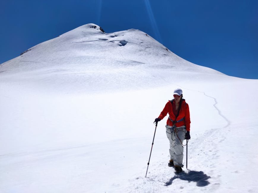 Perbandingan Seru Peralatan Mendaki Gunung Lokal dan Impor
