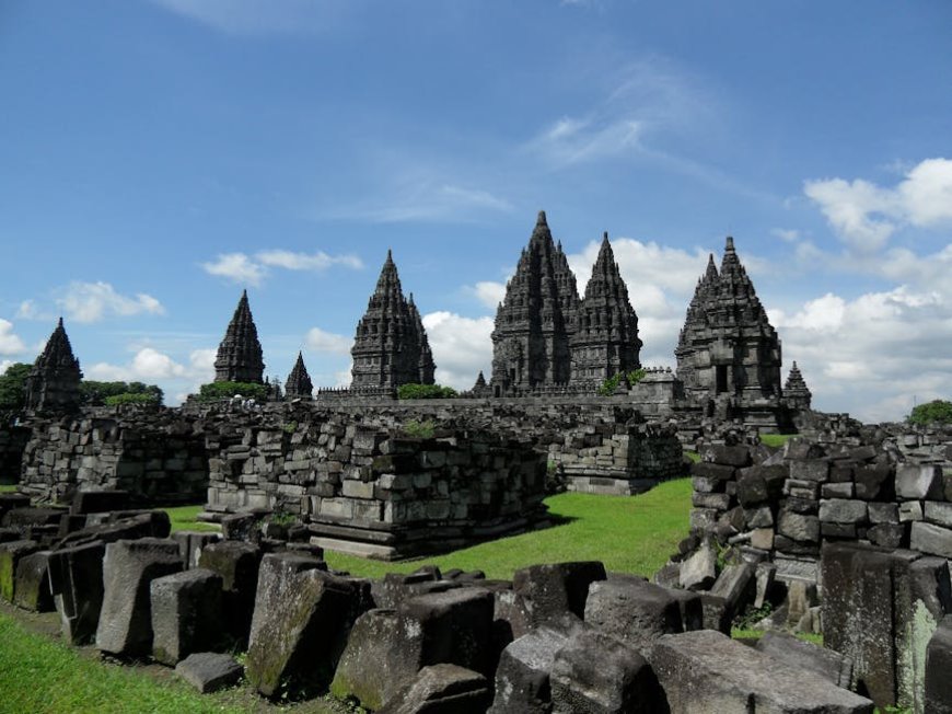 Mengungkap Kisah Ramayana dan Krisnayana di Relief Candi Prambanan