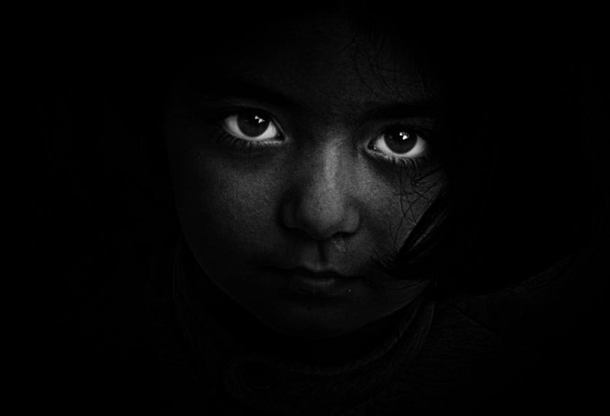Tatapan Kosong Anak-Anak Itu Mengikuti Setiap Langkahmu