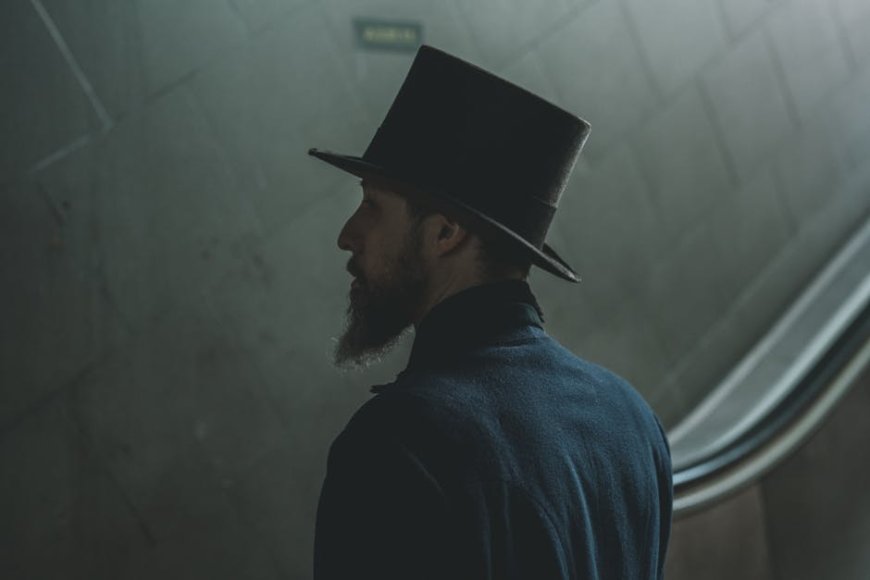 Misteri Pria Bertopi Tinggi yang Menghantui Kota Kecilku