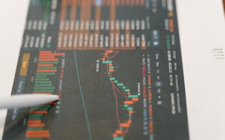 Akhir 'Uptober' Bitcoin Merah, BNB Memanas: Sorotan Pasar Kripto Oktober