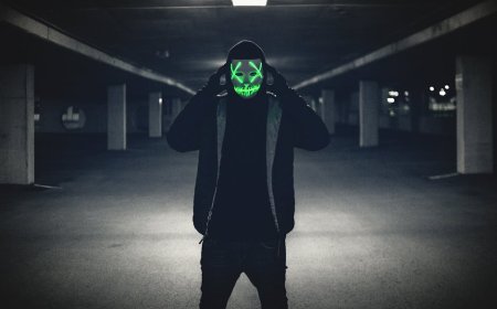 Malam Halloween dan Pria Dewasa Berwajah Dingin Mengetuk Pintu Rumahku