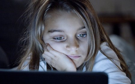 Mitos Red Light Therapy: Benarkah Bikin Kulit Mulus dan Tidur Nyenyak?