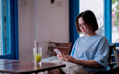 Mitos Cahaya Biru dan Mata Lelah? Ini Fakta Serta Solusi Tidurmu