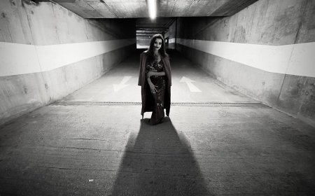 Malam Mencekam: Tetangga Aneh Mengincar Senyummu, Beranikah Membaca?