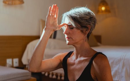 Mitos Tidur Malam Buruk Picu Jatuh? Ini Fakta Keseimbangan Lansia