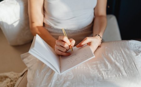 Bongkar Mitos Tidur Malam Jurnal Self-Compassion Kunci Sehat Mental Optimal