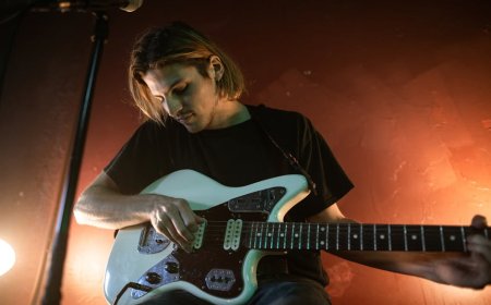 Cara Jitu Bangun Fanbase Loyal Musisi Indie Lewat Crowdfunding dan Merchandise