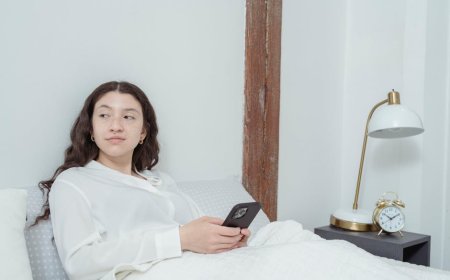 Mitos Gadget Bikin Susah Tidur? Ini Fakta Detoks Digital untuk Kualitas Tidur Malam