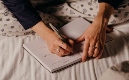 Bongkar Mitos Tidur Malam dan Kecemasan Sosial dengan Jurnal Self-Compassion