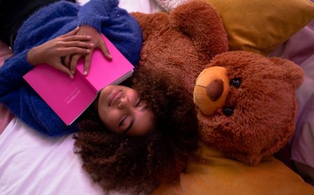 Mitos Tidur Malam: Hindari Gadget, Pilih Buku Agar Otak Tenang!