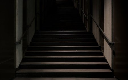 Tangga Misterius Muncul di Kamarku Setiap Malam Siapakah di Atas Sana