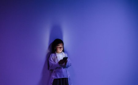 Benarkah Cahaya Biru Gadget Berbahaya? Lindungi Mata dan Tidur Anak Remaja