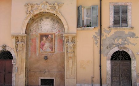 Jejak Alas Kaki dari Mesir Kuno hingga Sepatu Hak Tinggi Eropa