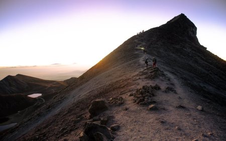 Rahasia Atasi Stres dan Takut Saat Mendaki Gunung Berapi Aktif