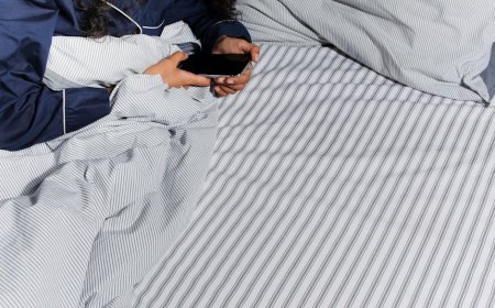 Bongkar Mitos Tidur Malam Optimal: Atasi Cahaya Biru, Raih Istirahat Terbaik
