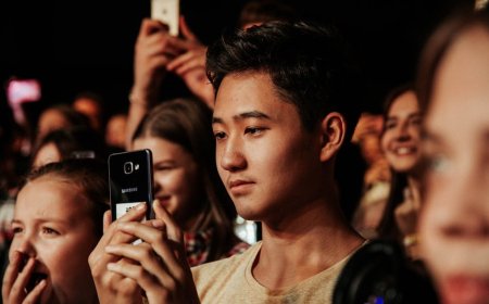 Anti Bosan! Cara Asyik Nonton Konten Hiburan Digital Ala Live Reaction