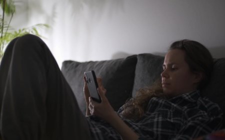 Bongkar Mitos Cahaya Biru: Jaga Ritme Sirkadianmu Demi Tidur Berkualitas