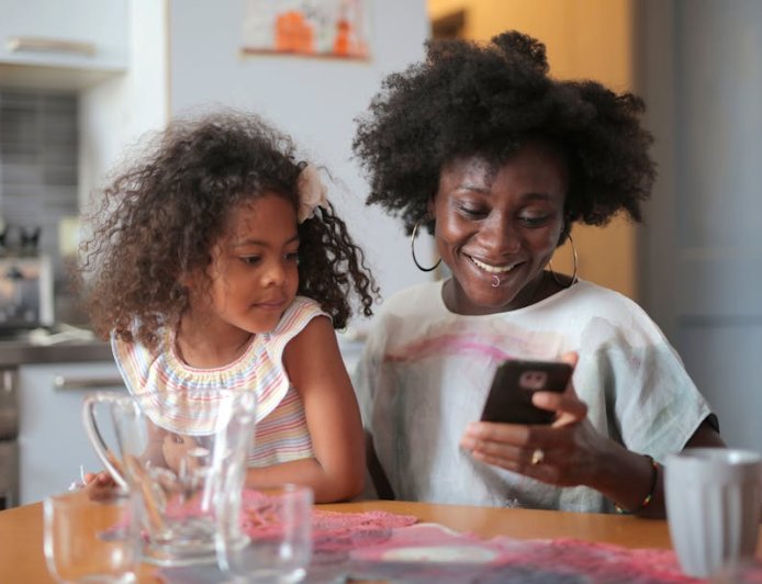 Mitos Anak Cerdas Sering Scrolling, Ini Fakta Dampak Gadget pada Mental