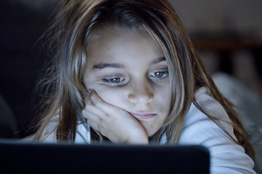 Mitos Red Light Therapy: Benarkah Bikin Kulit Mulus dan Tidur Nyenyak?