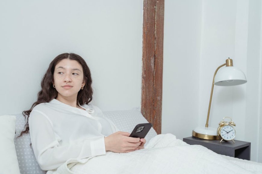 Mitos Gadget Bikin Susah Tidur? Ini Fakta Detoks Digital untuk Kualitas Tidur Malam