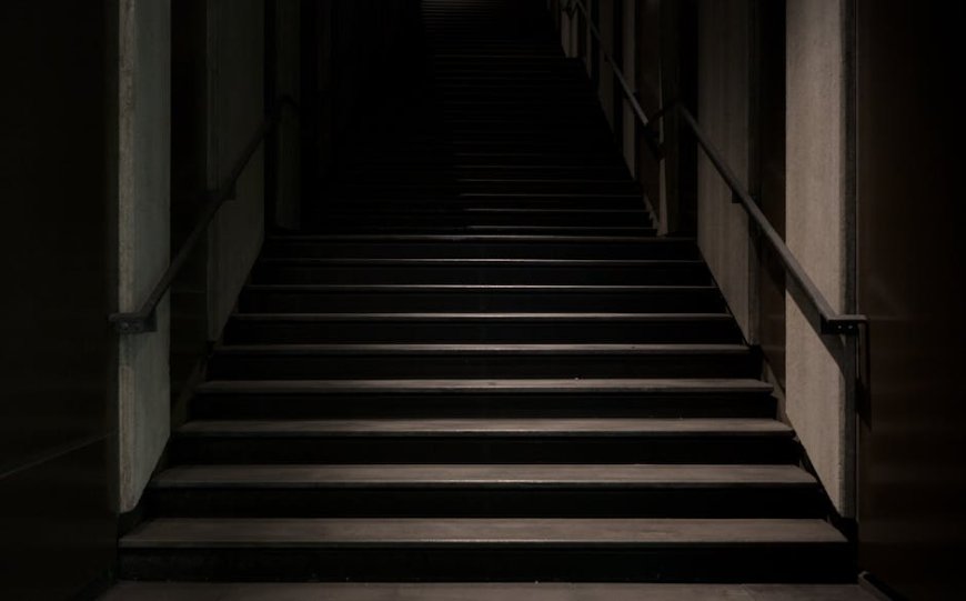 Tangga Misterius Muncul di Kamarku Setiap Malam Siapakah di Atas Sana