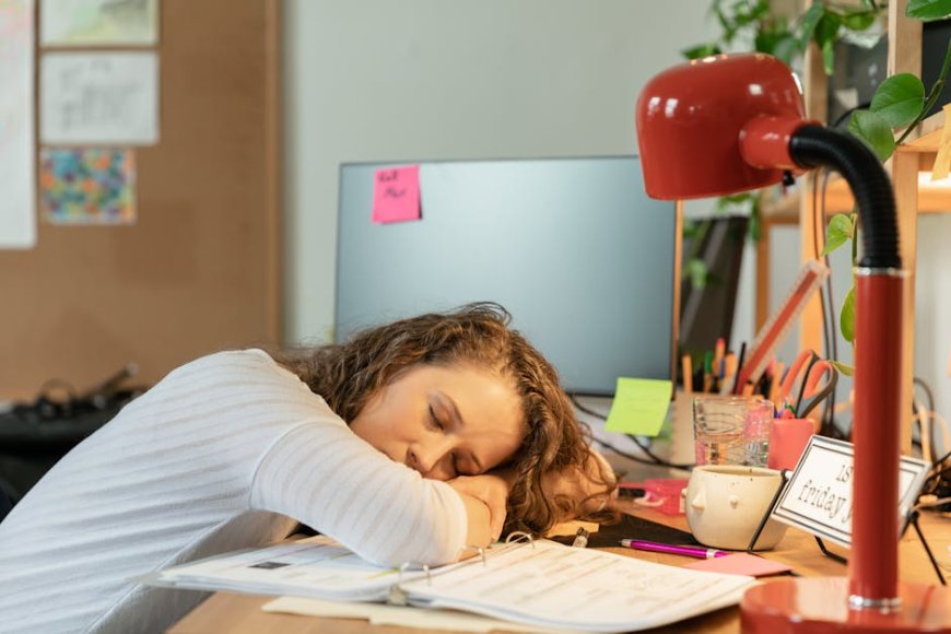 Cara Mudah Power Nap Efektif di Kantor Biar Kerja Makin Produktif