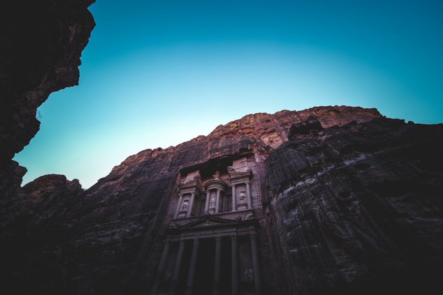 Petualangan ke Situs Prasejarah Tersembunyi di Indonesia yang Jarang Dikunjungi