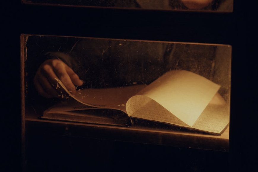 Wujudkan Gaya Dark Academia! Tips Hidup Estetis Penuh Inspirasi Klasik