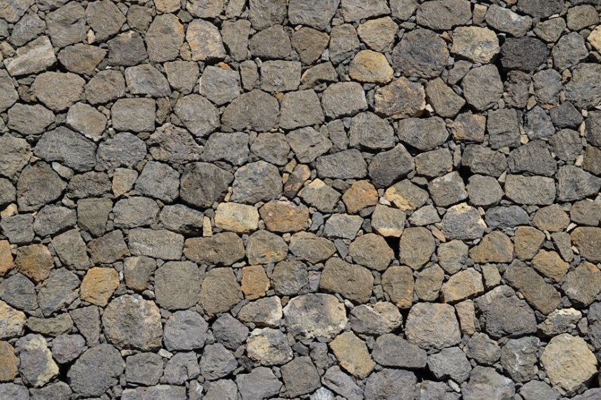 Jejak Dinding Rammed Earth: Evolusi Konstruksi Tanah Kuno hingga Bangunan Modern