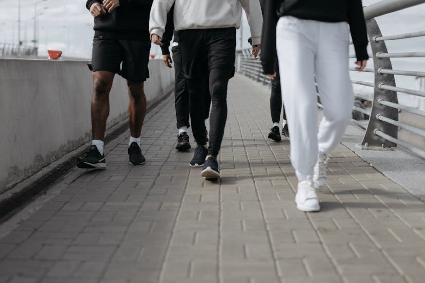 Kaki Anti Pegal! Trik Pilih Sepatu dan Perlengkapan Jalan Kaki Jauh di Kota