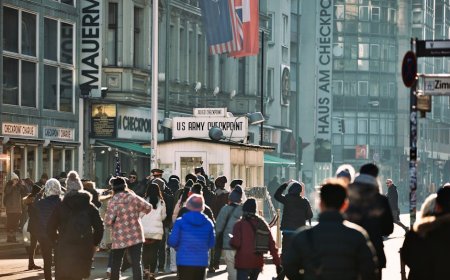Di Balik Tirai Besi: Perang Dingin Mengubah Arsitektur dan Kehidupan Dua Blok Dunia