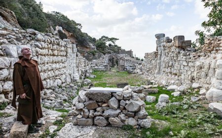 Biarawan dan Skriptorium: Pilar Penjaga Pengetahuan Eropa Abad Pertengahan