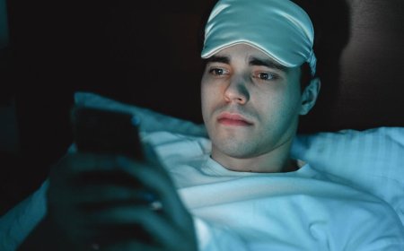 Mitos Text Neck dan Tidur Malam Sehat untuk Pengguna Smartphone