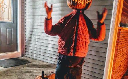 Malam Natal Berubah Mencekam Saat Tetanggaku Rayakan Halloween