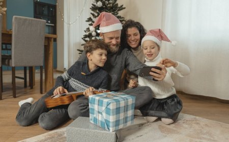 Orang Tua Cerdas, Matikan Ponsel Saat Natal Demi Keluarga