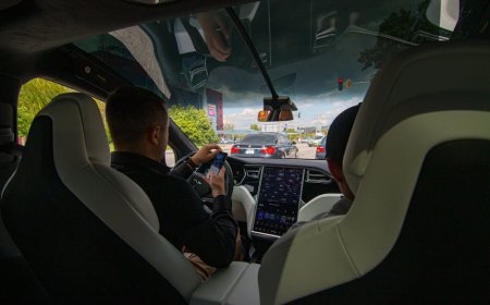 Tesla Robotaxi Ramai di Wall Street Masih Tertinggal di Jalan