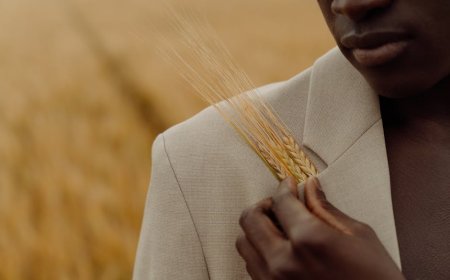 Zack Snyder Ungkap Foto Henry Cavill Kenakan Kostum Superman Klasik Christopher Reeve