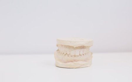 Fakta Gigi Buatan Mirip Asli dan Hubungan Tidur Malam dengan Kesehatan Mulut