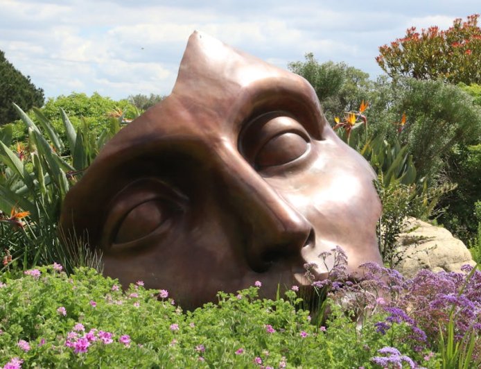 Menghadapi Alergi Debu Saat Traveling di Musim Hujan Tropis