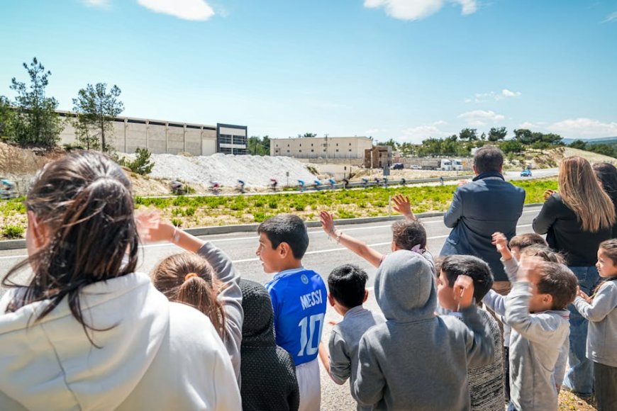 Sitkom Bukan Sekadar Tontonan! Ini Cermin Perubahan Sosial Dari Dekade ke Dekade