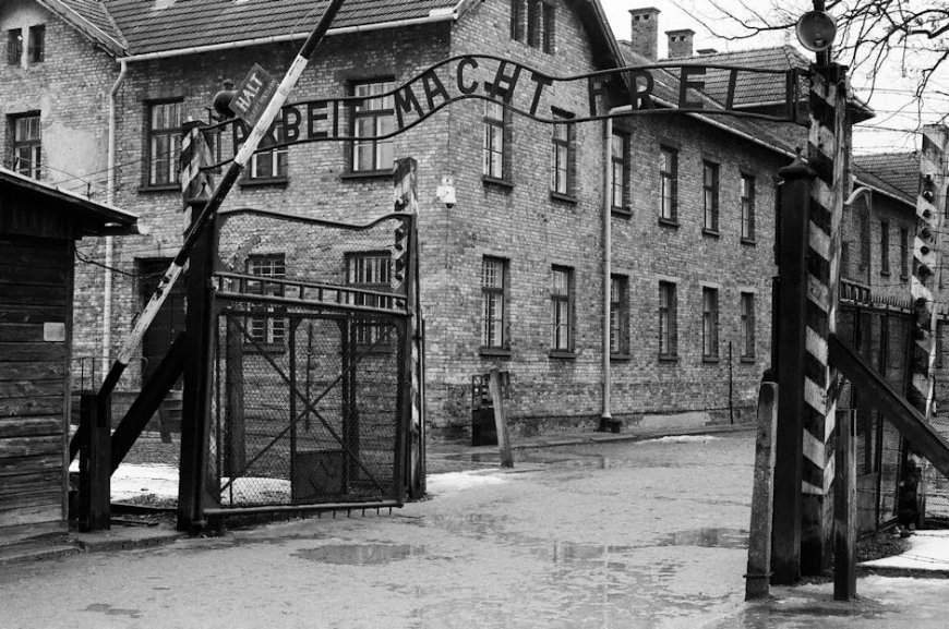 Menghormati Sejarah Tragis: Panduan Etika Dark Tourism Auschwitz dan Chernobyl